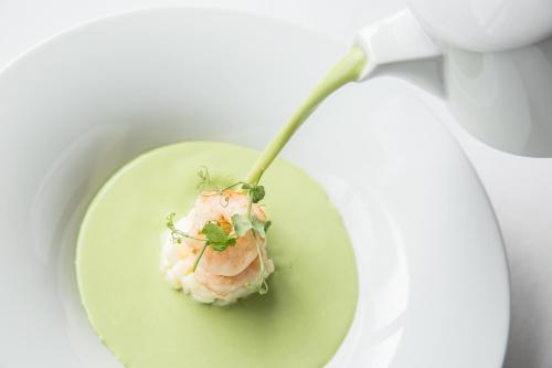 a fork with shrimp on a green plate at Leonardo Hotel Den Haag Babylon in The Hague