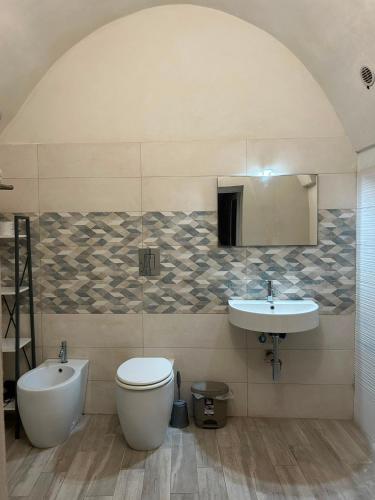 ein Badezimmer mit Toilette und Waschbecken in der Unterkunft Maltese16 in Modica