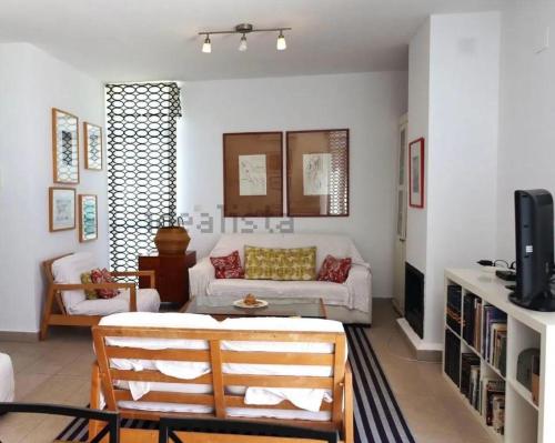 a living room with a couch and a table at Preciosa duplex en el Rompido in El Rompido