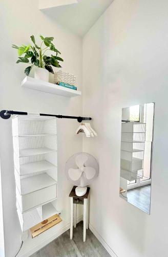 Cozy Bright Downtown Studio with Balcony & Wi-Fi