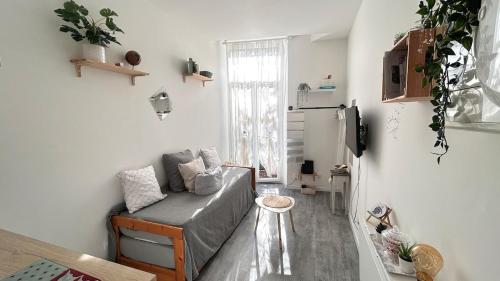 Cozy Bright Downtown Studio with Balcony & Wi-Fi