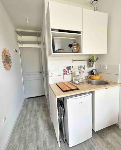 Cozy Bright Downtown Studio with Balcony & Wi-Fi