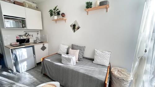 Cozy Bright Downtown Studio with Balcony & Wi-Fi