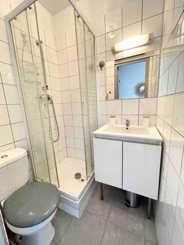 Cozy Bright Downtown Studio with Balcony & Wi-Fi