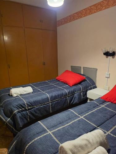 two beds sitting next to each other in a room at Casa del centro in San Martín