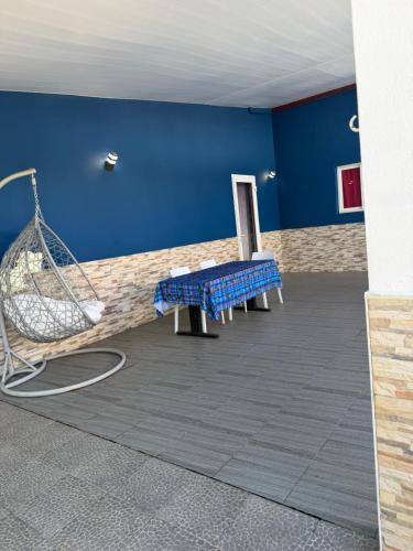 a room with a bench and a blue wall at La Villa La ri Deye in Kourou