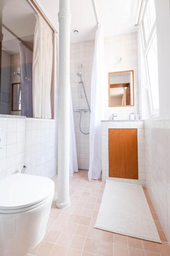 a bathroom with a tub and a toilet and a sink at Studio Design Paris 20 min RER A in Nogent-sur-Marne