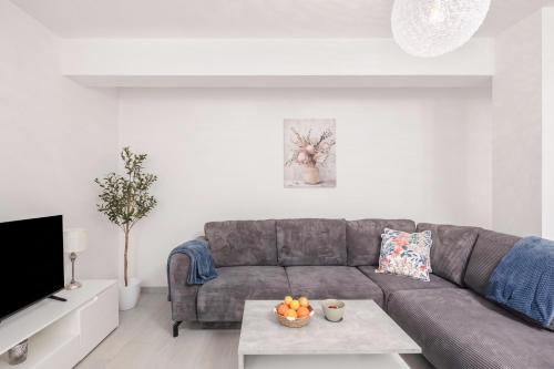 Apt Rosa Walk To Beach with Balcony - Happy Rentals