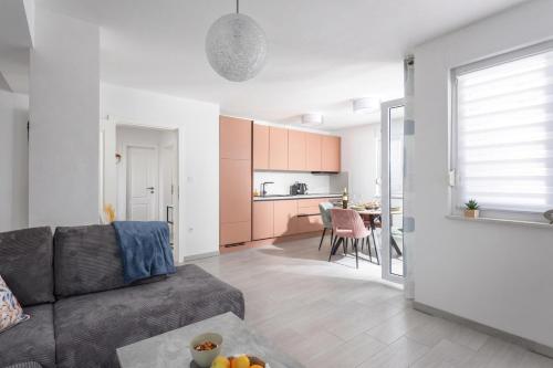 Apt Rosa Walk To Beach with Balcony - Happy Rentals