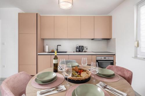 Apt Rosa Walk To Beach with Balcony - Happy Rentals