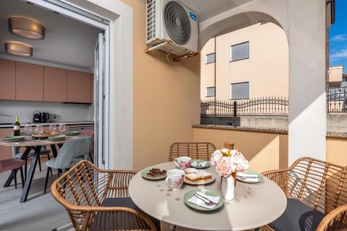 Apt Rosa Walk To Beach with Balcony - Happy Rentals