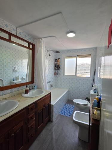 PRECIOSA COMODA HABITACIÓN CENTRO MALAGA LA MEJOR ZONA DE LA CIUDAD ENFRENTE A DOS COMERCIAL ENFRENTE A LA ESTACIÓN DE TREN Y DE AUTOBÚSES CERCA A LA PLAYA CERCA AL CASCO ANTIGUO DE LA CIUDAD lo bienvenido