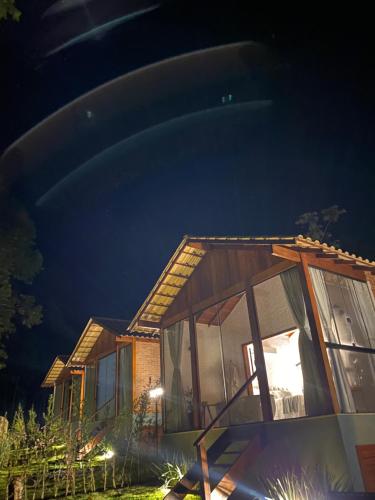 a house at night with the lights on at Chalés Colina dos Colibris in Santa Teresa