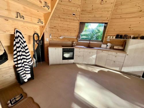 an overhead view of a kitchen in a wooden cabin at Ostoja Szumilas in Kąsna Górna