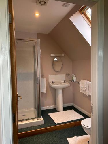 Bilik mandi di Strathmoy Bed & Breakfast