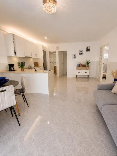 a living room with a couch and a table and a kitchen at Little Los Emilios in Torrevieja