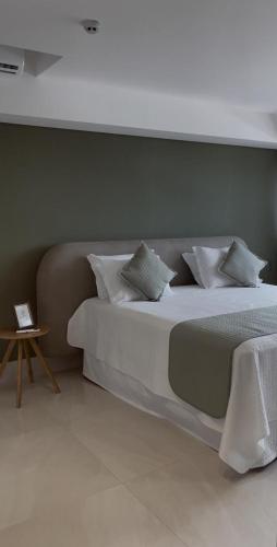 Un pat sau paturi într-o cameră la Riva Apart Hotel