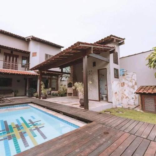 a house with a swimming pool in front of a house at CASA ALECRIM PISCINA PRIVATIVA COM Dec MOVEL Ideal Crianças in Niterói