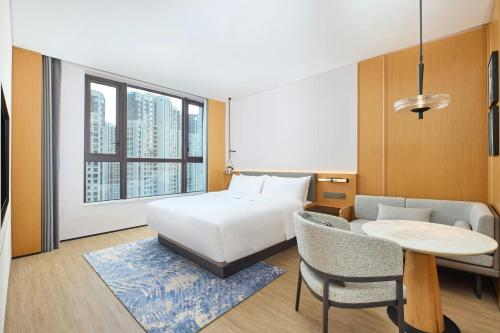 a hotel room with a bed and a table and a chair at Fairfield by Marriott Ningde Xiapu in Xiapu