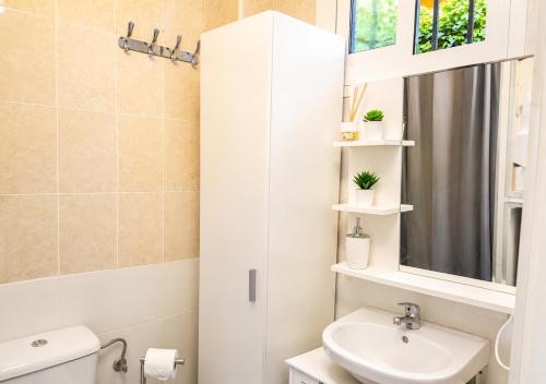 a bathroom with a sink and a mirror at Estudio con piscina y jardines a 2 min de la playa - Fuengirola in Fuengirola