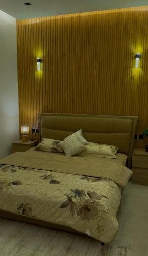 a bedroom with a bed with a blanket on it at شاليه وقاعة ايليت in Buraydah