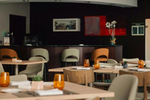 a dining room with tables and chairs in a restaurant at Sercotel Amistad Murcia in Murcia