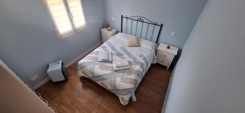 a small bedroom with a bed and a window at Casa Lyly in Quincoces de Yuso