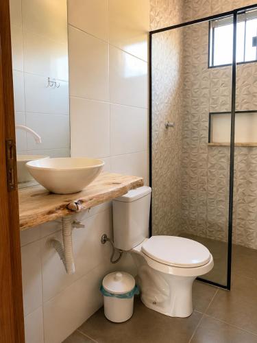 a bathroom with a sink and a toilet at Casa com Jacuzzi Charme Corumbá in Alexânia