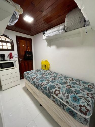 a bedroom with a bed in a room at Apartmento102 - Condomínio Brisa Mar in Cabo Frio