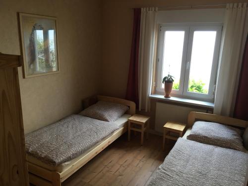 two twin beds in a room with a window at La Vita in Ludwigslust