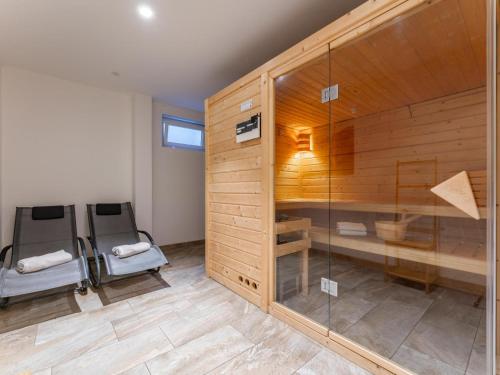a room with a sauna with a glass wall at Werfenblick in Werfenweng