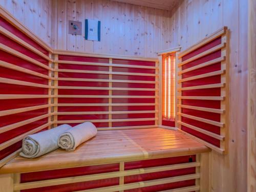 a sauna with two towels sitting on a wooden bench at See Chalet 50 in Lake Pressegg