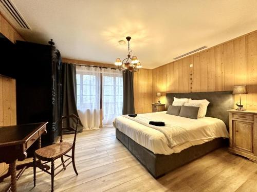a bedroom with a bed and a desk and a piano at Léoras Cocoon in Membre