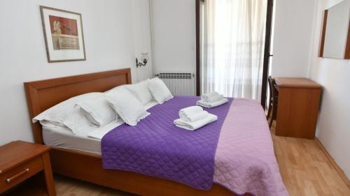 Seaside apartments with a swimming pool Supetar, Brac - 11360