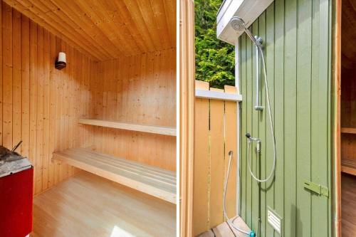 a sauna with a green door and a shower at 8159-Praesto-Vagtelvej-8 in Præstø