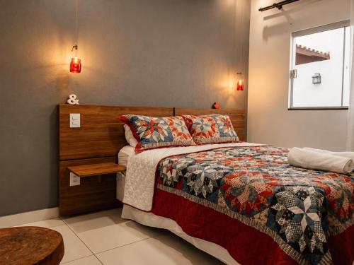 a bedroom with a bed with a wooden headboard at Flat com Jacuzzi em Capitólio - Cantinho do Lago 1 in Capitólio
