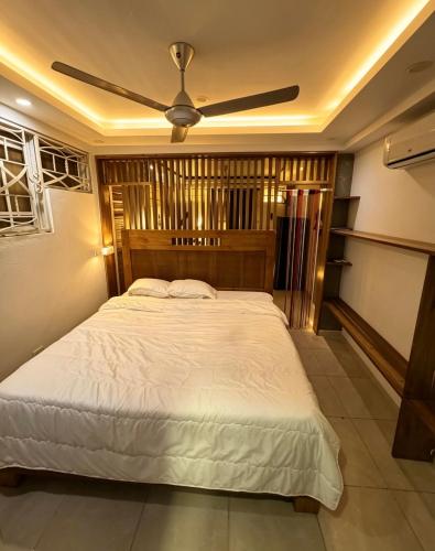 a bedroom with a bed with a ceiling fan at Bungalow o apartamento de 1 Habitación con Piscina Para Parejas in Las Terrenas