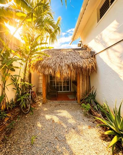a small building with a thatch roof at Bungalow o apartamento de 1 Habitación con Piscina Para Parejas in Las Terrenas