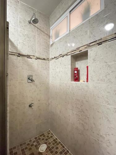 a bathroom with a shower with a glass door at Home 365 Mérida Comodidad, amplitud total, 3 recamaras, 2 baños 5 camas ideal familias Consulado Americano in Mérida
