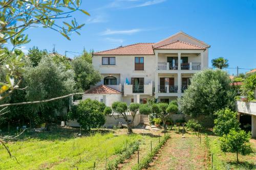 Apartments with parking space Supetar, Brac - 18307