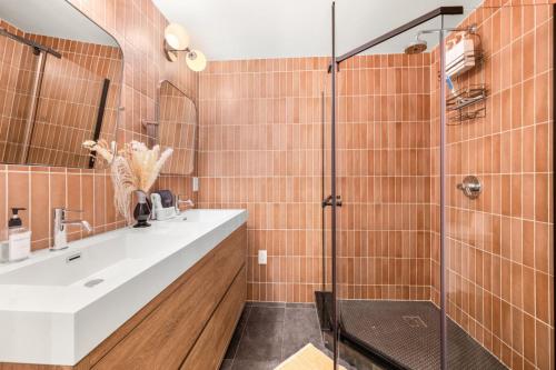 a bathroom with a sink and a shower at Madeira Cottage - Amphitheater in St. Augustine