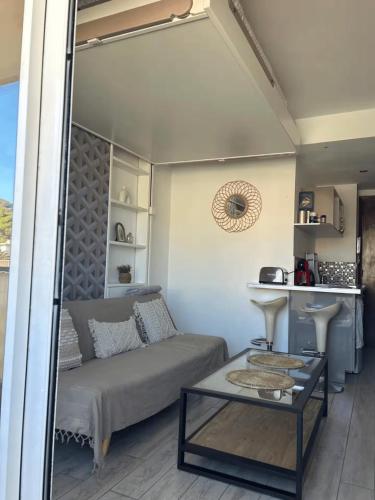 Charming and peaceful studio in the heart of Cannes near the beach, train station & Palais des Festivals