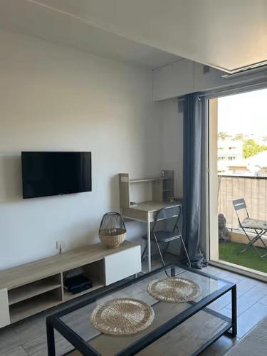 Charming and peaceful studio in the heart of Cannes near the beach, train station & Palais des Festivals