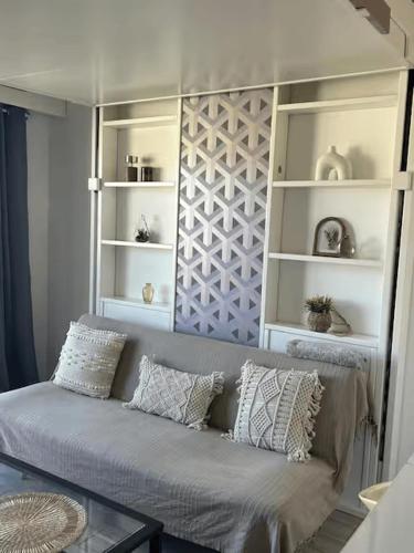 Charming and peaceful studio in the heart of Cannes near the beach, train station & Palais des Festivals