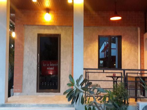 Muka bangunan atau pintu masuk Toffee House