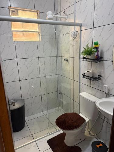 a bathroom with a shower with a toilet and a sink at Estadia rápida - Quarto 2 in Bayeux