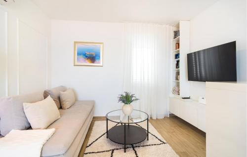 Lovely Apartment In Podstrana With Wifi