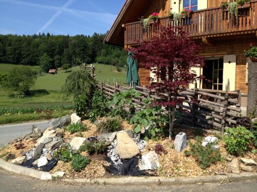 a garden in front of a house with a fence at am Jaukhof Familie Stiendl in Neudorf im Sausal