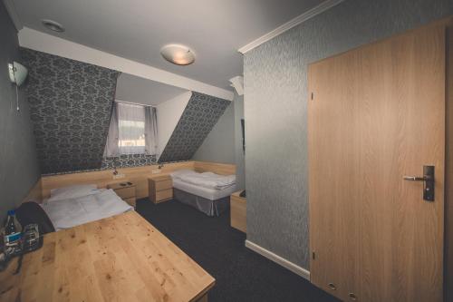 Łóżko lub łóżka w pokoju w obiekcie Pokoje gościnne Truskawkowa 1a