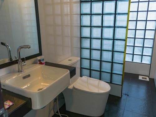 a white bathroom with a sink and a toilet at ม่อนทับเบิก รีสอร์ท ภูทับเบิก in Ban Maeo Thap Boek